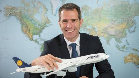 Carsten Hoffmann posa con la maqueta de un A340.
