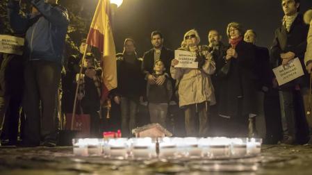 Los asistentes al homenaje han depositado velas encendidas en el suelo, formando un círculo donde se ha colocado un pequeño Belén.