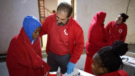 Rescatadas 69 personas de una patera desde la que arrojaron 2 cadáveres de niños