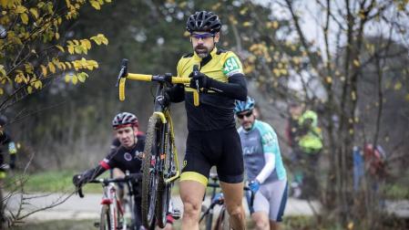 La carrera, celebrada en el circuito de Irubide, contó con la participación de más de 200 ciclistas.