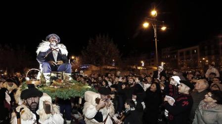 Paso de la tradicional comitiva del carbonero por las calles de la capital navarra dando inicio a las Navidades 2018
