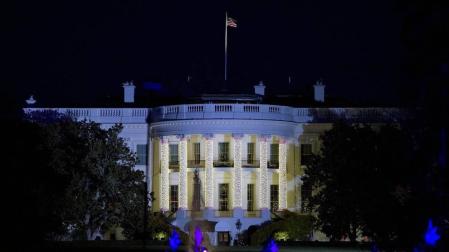 El presidente saliente de Estados Unidos, Barack Obama, encendió en la tarde del jueves por última vez las luces del árbol de Navidad de la Casa Blanca. En la ceremonia, una tradición que se remonta a hace 90 años, participaron además de la primera dama, Michelle, y la hija de ambos Sasha, artistas como Kelly Clarkson, Marc Anthony, James Taylor y Chance the Rapper.