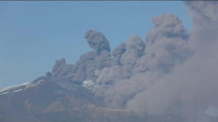 La erupción del volcán Etna cubre el cielo de Sicilia de humo y cenizas