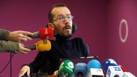 El secretario de Organización de Podemos, Pablo Echenique, durante las declaraciones que hizo a los medios sobre el discurso navideño de Felipe VI.