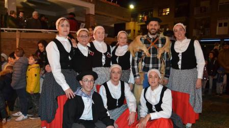 Olentzero rodeado del los integrantes del grupo de danzas.