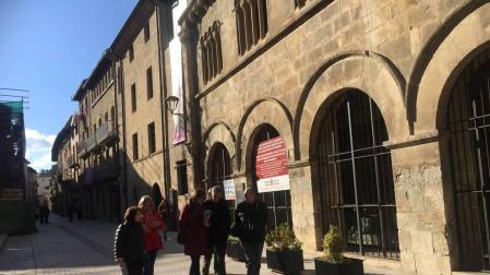 Visitantes pasan junto al Museo Gustavo de Maeztu, inmerso en la reforma, durante el pasado puente de la Constitución.