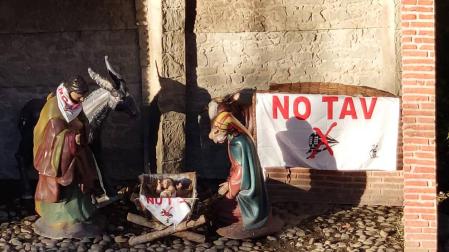 Desconocidos colocaron en el portal carteles contra el TAV y arrojaron pintura sobre las figuras del montaje navideño.