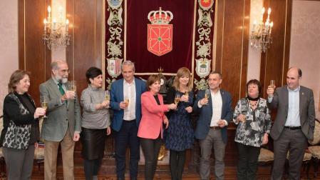 La presidenta Barkos brinda acompañada por sus consejeros.