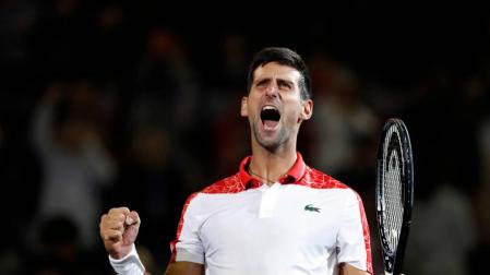 Djokovic reina en Shanghai y se acerca a Nadal