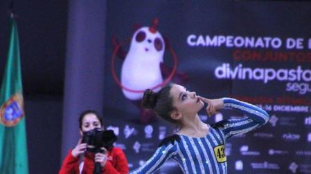 Actuación del grupo de gimnastas en el campeonato nacional con los vestidos inspirados en los uniformes de los campos de concentración.