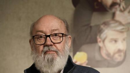 El cineasta José Luis Cuerda posa durante el photocall con motivo de la presentación de la película 'Tiempo después'.