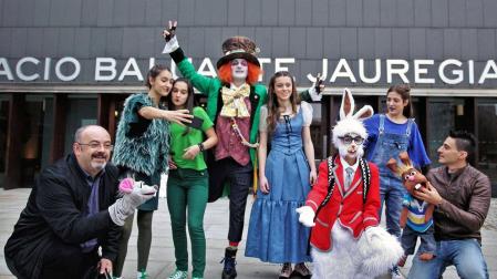 Algunos de los protagonistas del musical 'Alizia', en Baluarte.