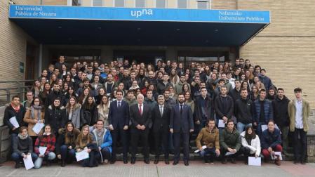 Los 375 estudiantes de los programas de movilidad reciben las becas de Caja Rural