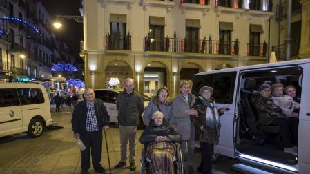 De izquierda a derecha, Félix Aranguren Usúrbil, Toni Pascual Mosquera, Mirentxu Urtasun, detrás de su madre, en silla de ruedas, Gloria Goyena Lusarreta; Rosa Aznárez, que coge a su madre, María Jesús Lorca Juanena, del brazo. Y en el interior del eurotaxi, Isabel Urbina de la Iglesia, Ascensión Onieva Pedraza y Carmen Onieva Pedraza.