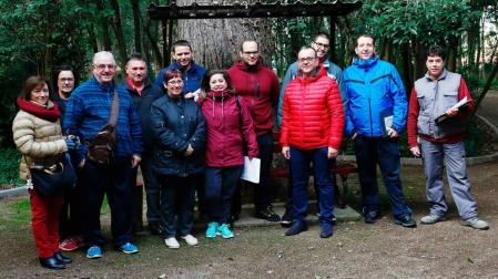 Un grupo de voluntarios del belén viviente, en el parque municipal donde se escenificará el acto.