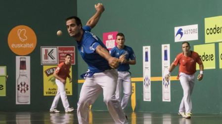 Bengoetxea se dispone a golpear la pelota, con Imaz a su espalda, en el partido del Lizarra de Estella.