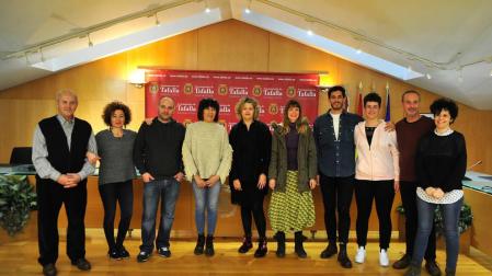Desde la izda., Jacinto Goñi, concejal de Festejos; Montse Palacios, Iñaki González; la concejala de Comercio y Turismo, Soco Ojer; Ivana Gutiérrez, Leire Olkotz, Mikel Mayora Olcoz, Marina Salinas, el alcalde de Tafalla, Arturo Goldaracena; y Pili Etxeberria, técnica de Comercio y Turismo, en el acto de presentación del proyecto 'Tafalla en murales'.