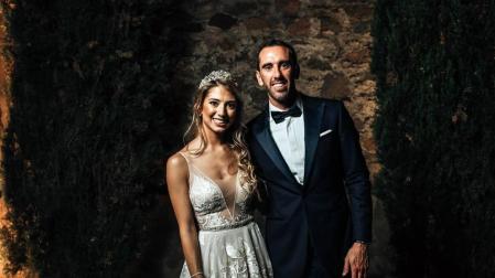 El zaguero del Atlético Madrid Diego Godín se casará con Sofía Herrera en Uruguay por la iglesia, con alguno de sus compañeros del equipo rojiblanco y de la selección uruguaya entre los invitados.