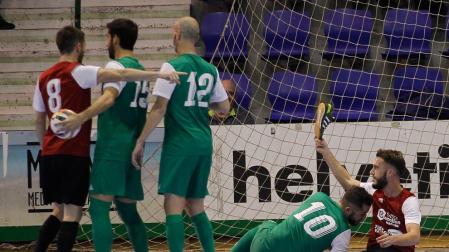 De rojo, Roberto Martil, y de verde, Raúl García, Javi Eseverri y Rafa Usín, por los suelos, mientras se queja Roberto Torres de que éste le ha sacado la zapatilla.