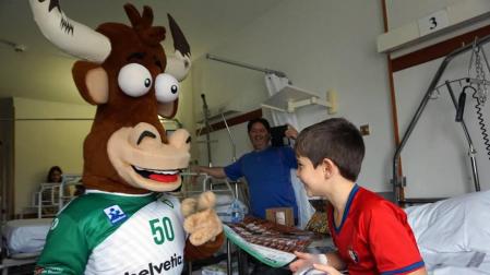 Los niños ingresados en el Complejo Hospitalario de Navarra han recibido este jueves, como ya es tradicional durante las fechas navideñas, la visita de varios jugadores del equipo de Balonmano Helvetia Anaitasuna.