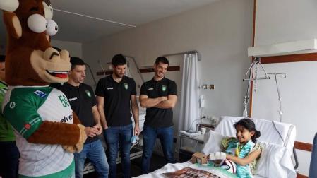 Los niños ingresados en el Complejo Hospitalario de Navarra han recibido este jueves, como ya es tradicional durante las fechas navideñas, la visita de varios jugadores del equipo de Balonmano Helvetia Anaitasuna.