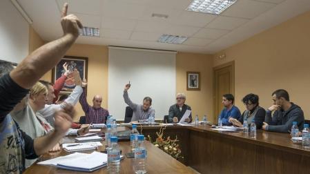 Los ediles del Ayuntamiento de Ayegui en una de las votaciones que de produjeron en el pleno.