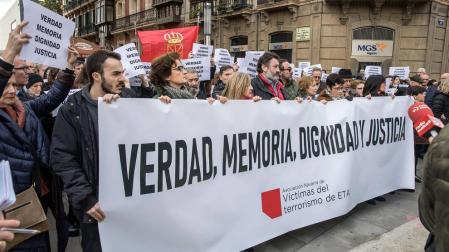 Imagen de la concentración de las víctimas del terrorismo en Pamplona este viernes.
