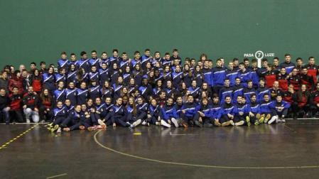 El Polideportivo Municipal de Ezcabarte acogió este viernes, 28 de diciembre, la presentación de las selecciones navarras de balonmano en categorías infantiles, cadetes y juveniles para la cita del 2 al 7 de enero en Valladolid.