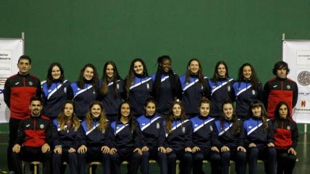 El Polideportivo Municipal de Ezcabarte acogió este viernes, 28 de diciembre, la presentación de las selecciones navarras de balonmano en categorías infantiles, cadetes y juveniles para la cita del 2 al 7 de enero en Valladolid.