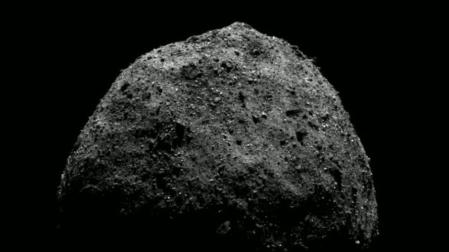 Imagen del Polo Norte del asteroide Bennu tomada por la nave OSIRIS-REx.