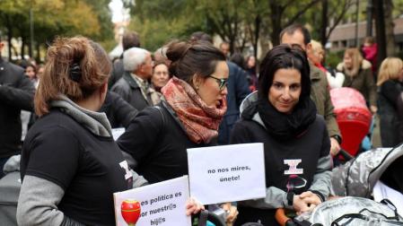 El grupo de madres y padres que reclaman la devolución del IRPF se ha manifestado este sábado en Pamplona para reclamar el IRPF por las bajas de maternidad.