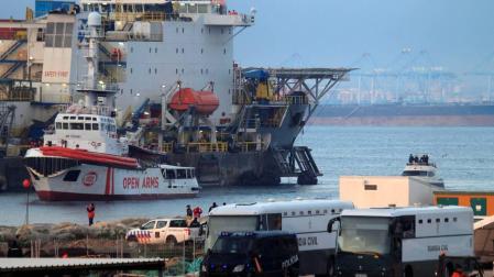El Open Arms atraca en el puerto de Crinavis, en Cádiz, con más de 300 migrantes