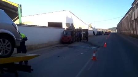 Un coche choca contra un muro y lo derriba en Tudela
