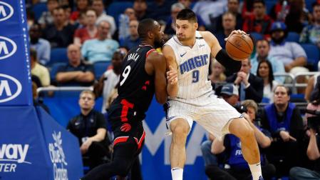 Ibaka defiende a Nikola Vucevic en el partido ante Orlando.