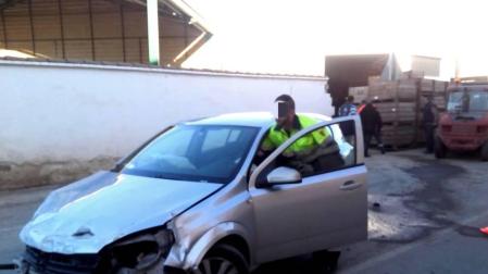 Conduce ebrio y sin carné y choca contra un muro en Tudela y lo derriba