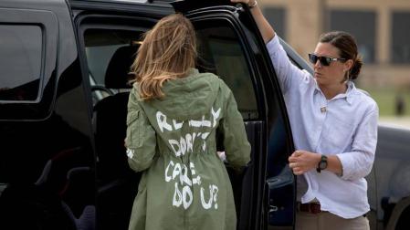 De Balenciaga a la chaqueta de Melania Trump, la moda vista desde la espalda