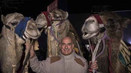Fernando Lizaur posa con las dos dromedarias y el camello de la comitiva de los Reyes Magos.