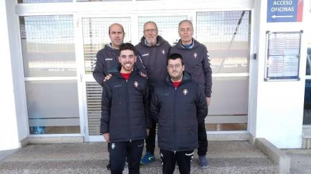 De izquierda a derecha: Eduardo Almiñana, Miguel Martínez, Joaquín Pérez “Pibe”, Germán Irigoyen y Julio Arciniega posan en la escalinata de Tajonar.