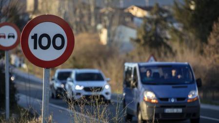 Vehículos circulan por la N-240-A junto a Berrioplano, donde la velocidad está limitada a 100 km/h y se reducirá a 90.