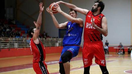 Sonseca y Marzo intentan impedir el tiro a canasta de un jugador riojano.