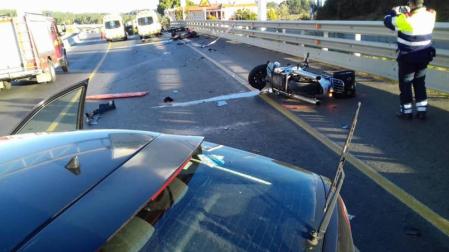 Tres motoristas heridos graves al ser arrollados por una conductora ebria