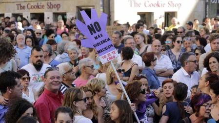 La plaza Consistorial y las calles adyacentes se han llenado de una multitud que ha protestado por la puesta en libertad de los cinco miembros de 'La Manada'