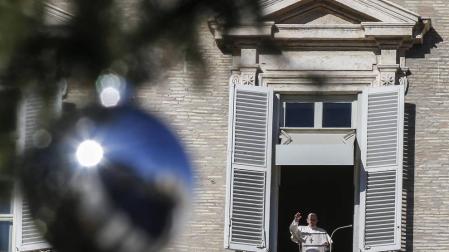 El papa Francisco reza el Ángelus en Año Nuevo desde el Palacio Apostólico.