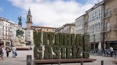 Hallan en Vitoria a una mujer desnuda y con numerosos golpes en el bar que regentaba