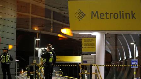 Policías en la estación del metro de Manchester en la que se ha producido el ataque con cuchillo.