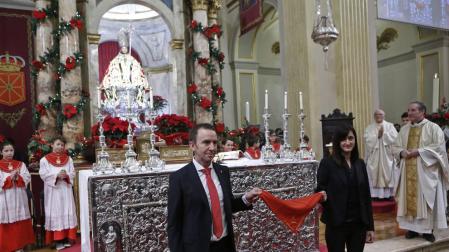 Dos representantes de La Pamplonesa hicieron entrega del pañuelo con la inscripción '1 de enero'.
