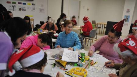 Niños y mayores trabajaron juntos manualidades.