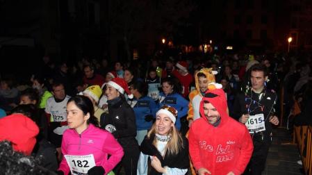 La capital ribera despidió el año haciendo deporte en la tradicional carrera San Silvestre.
