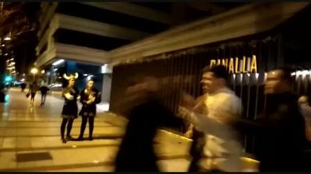 Momento de la agresión en el exterior de la discoteca Canalla de Pamplona.