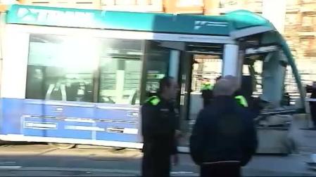 Un tranvía choca contra un poste y deja cuatro heridos en Barcelona